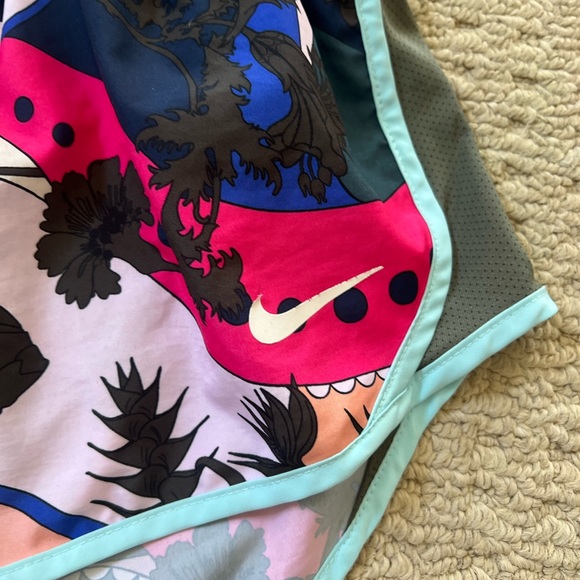 Nike women’s dri fit tempo shorts - Picture 2 of 4